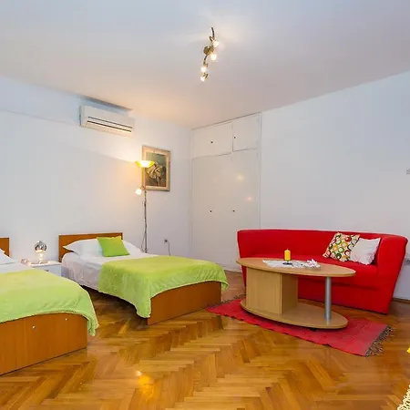 Zapadna Obala Готель *